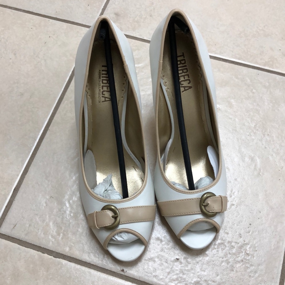 New white peep-toe pumps